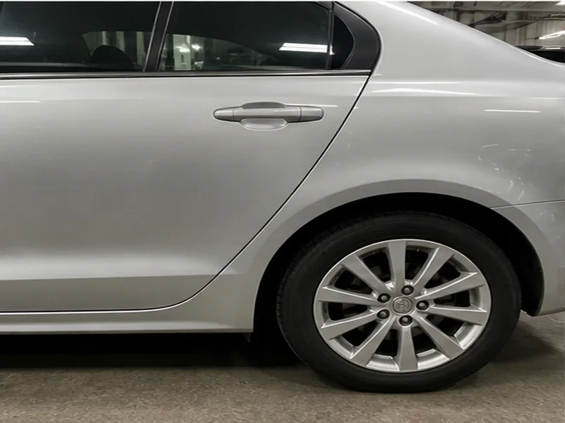 Sedã prata após reparo ilustrativo