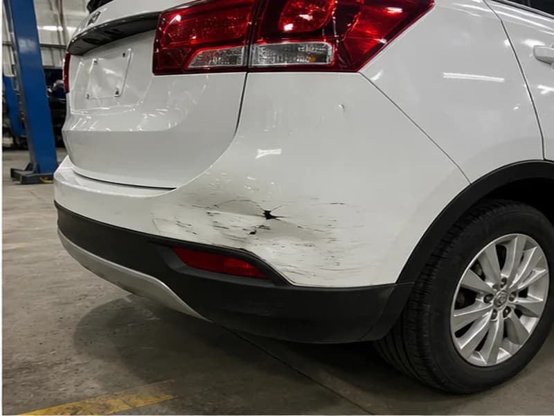 SUV branco antes do reparo ilustrativo: Riscos em para-choque