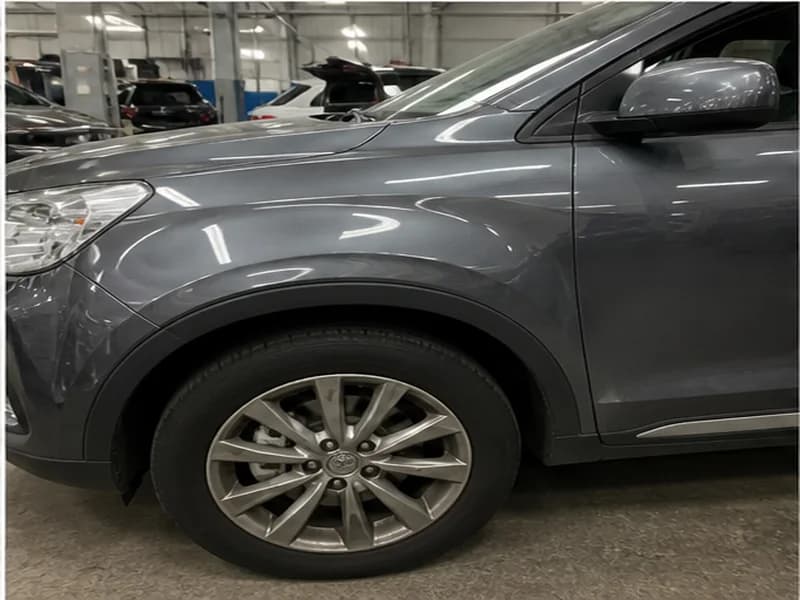 SUV cinza após reparo ilustrativo