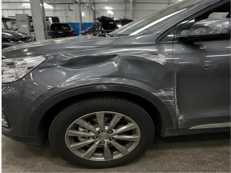 SUV cinza antes do reparo ilustrativo: Vinco e pintura danificada